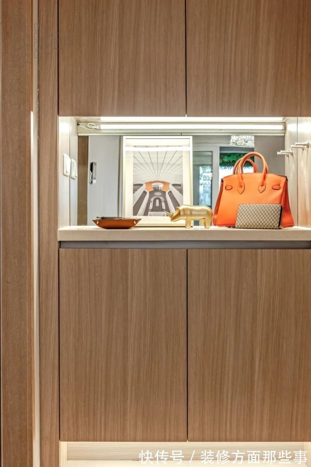 软装|100平现代轻奢风三居室,橙色软装有一种华丽温馨的活力空间感