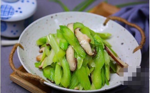 芹菜这样炒,虽是素菜,吃起来比肉还香,成本只要几块钱