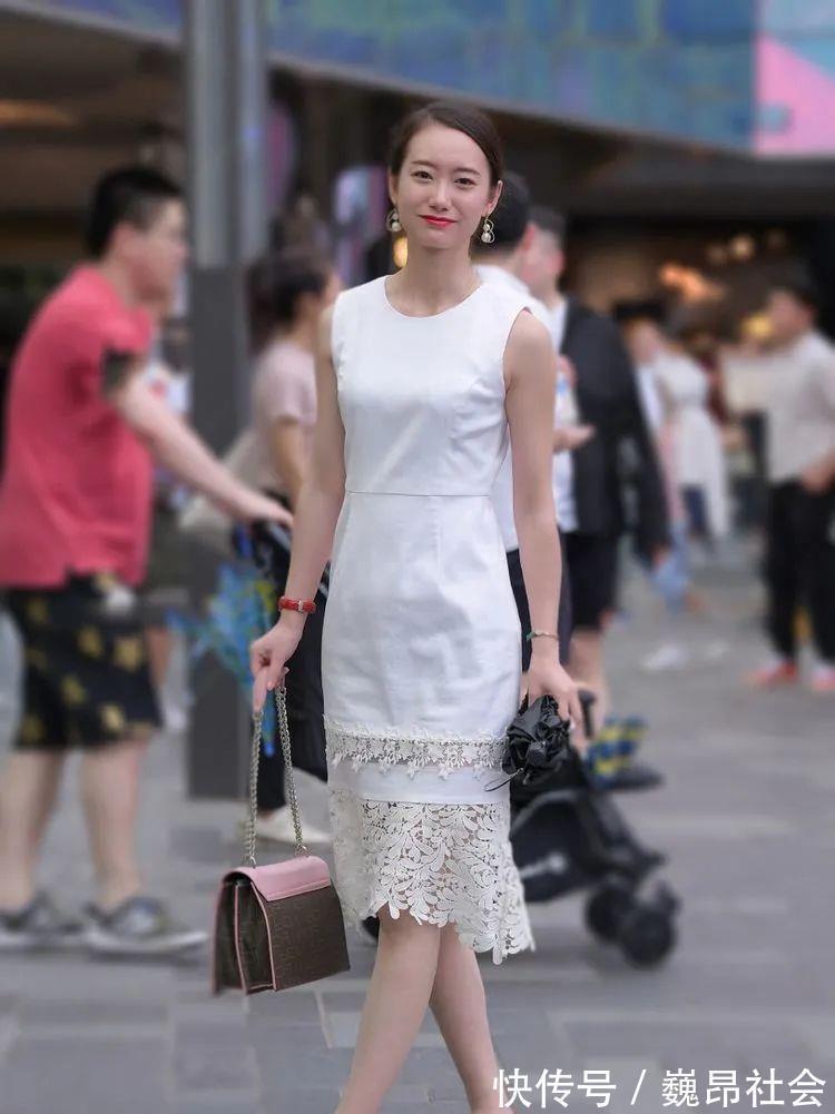 风格 时尚:短款上衣,搭配花边牛仔裙,清爽简约的同时又显可爱气质