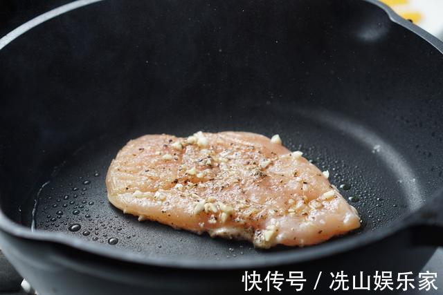 鸡胸肉又老又柴吃不下试试这样做,鸡胸肉鲜嫩多汁,成抢手货