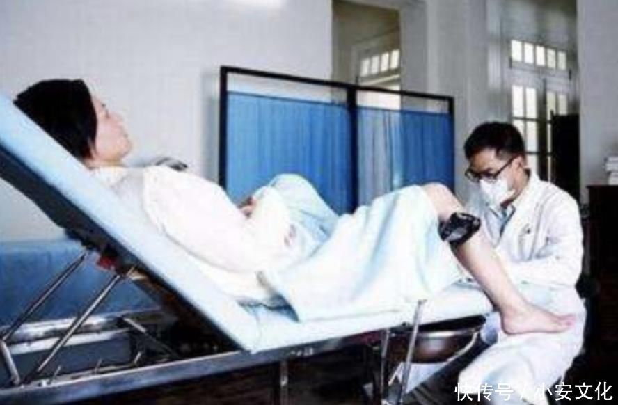 医护人员|孕妈进入产房,通常会经历3件“尴尬事”,第三件事让孕妈脸红