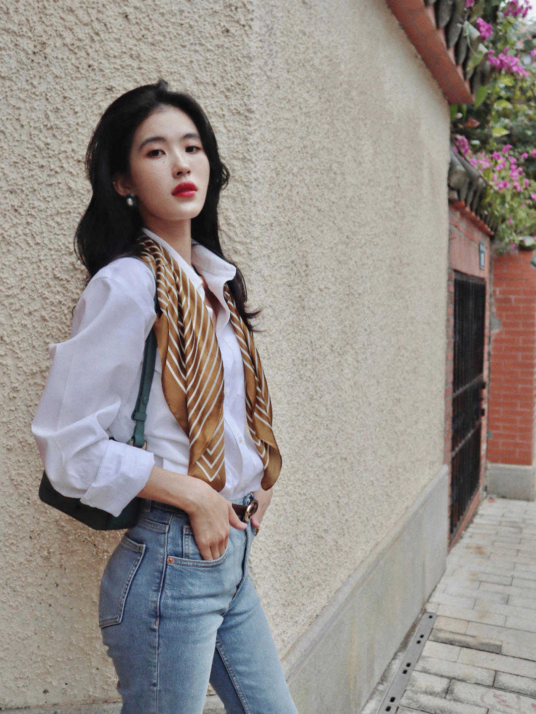 气质|牛仔裤这样搭配，你也可以变得很气质，简单又时髦