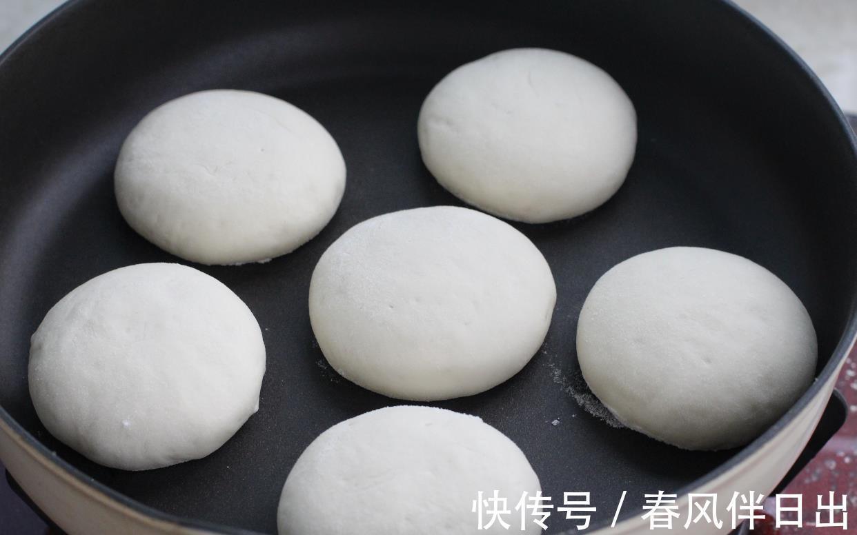 酸奶|不加一滴油,用平底锅就能做的酸奶烤饼,健康美味犹如面包般暄软