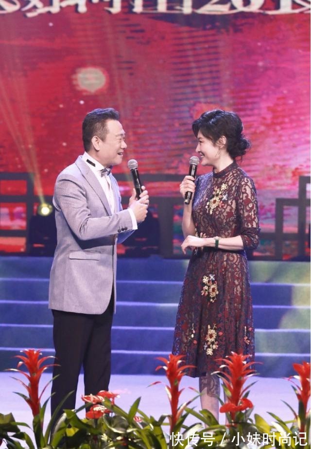 连衣裙 著名主持人“周涛”真会穿!深红色镂空连衣裙搭配扎发,优雅大气