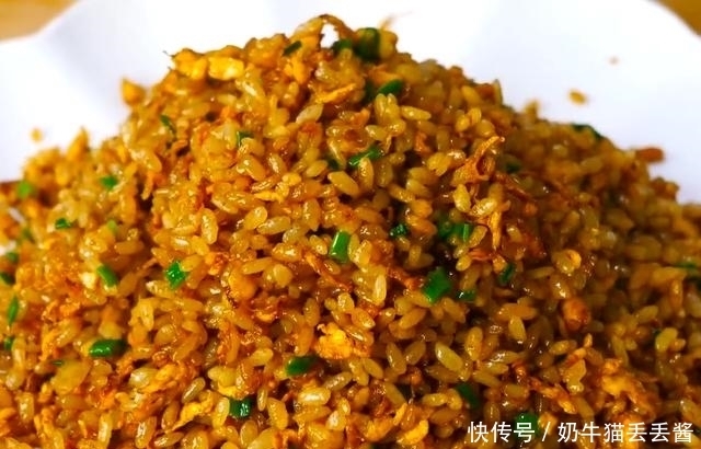 赶快|看看酒店大厨怎么做酱油炒饭的,这烹饪技术太厉害了,赶快收藏了