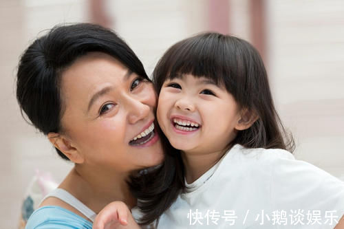 身体不适|宝妈宁愿自己辛苦哄两娃,也不让孩子和老人睡,这样的观念对吗?