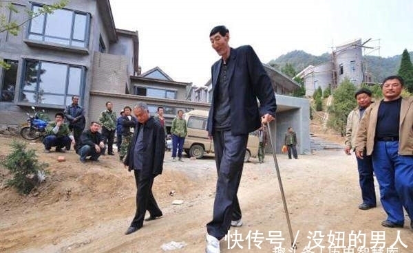 生活环境|中国巨人鲍喜顺:12年前不顾医生忠告执意生下一子,现在怎样