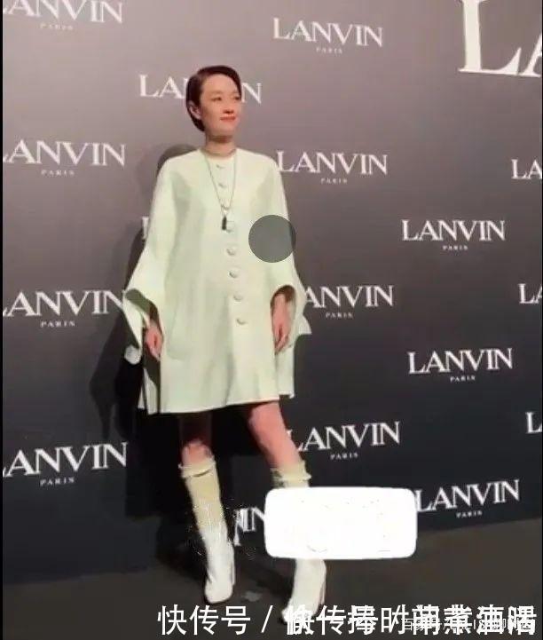 马伊琍|马伊琍留长发梳油头,穿的再贵气,没有女人味了!