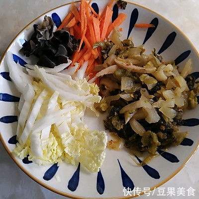 #我心中的冬日限定#冬日里的开胃美食——酸菜肥牛揪面片