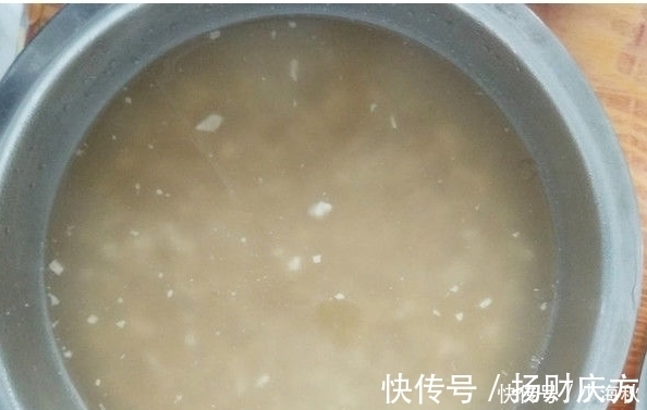 老家|小伙带女友回农村老家，准公公特意做了个拿手菜，姑娘一口不吃