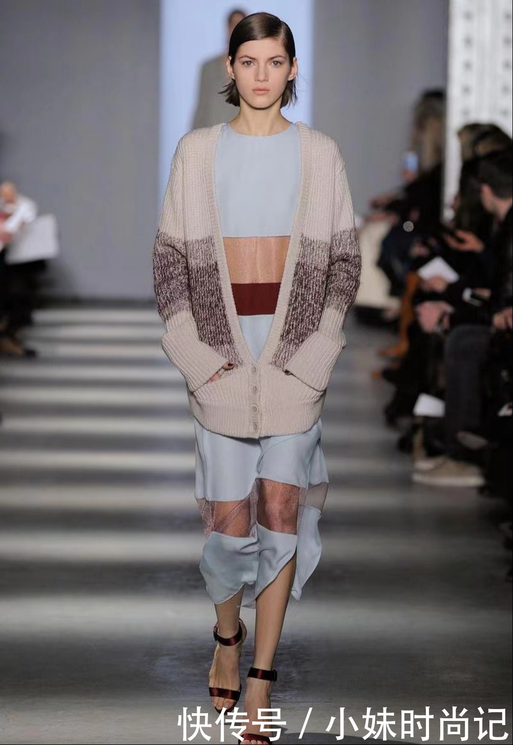 会穿裙子的女人精致又时髦,早春用这三款外套来搭配,温柔有气质