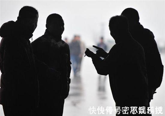 教养|带儿子参加同学会,吃完饭发现被踢群,网友:同学做的没毛病