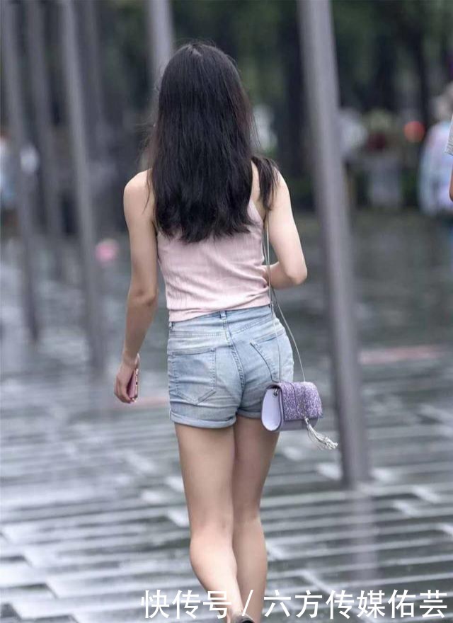 自信的美女,没有光鲜的衣着,却有魅力