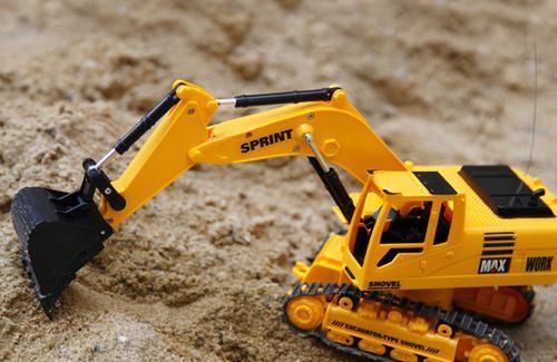 工友们|男娃迷上“挖掘机”,学着工友们一起开挖掘机,像模像样很可爱