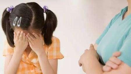 错误|得知儿子在学校摸女同学屁股,这对家长的做法,太伤孩子自尊