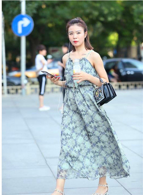 街拍:小姐姐身着田园风格碎花连衣裙,特别有女人味,恬静优雅