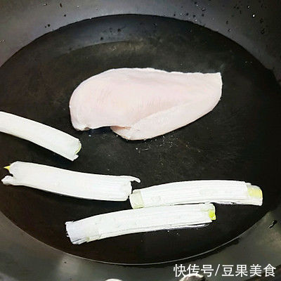 凉拌鸡胸肉丝这样做,解馋堪比红烧肉