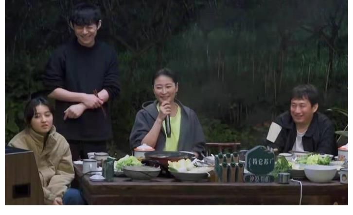 八佰|《向往5》隐藏很深的嘉宾,总票房86亿制片人,却跟晚辈挤车斗