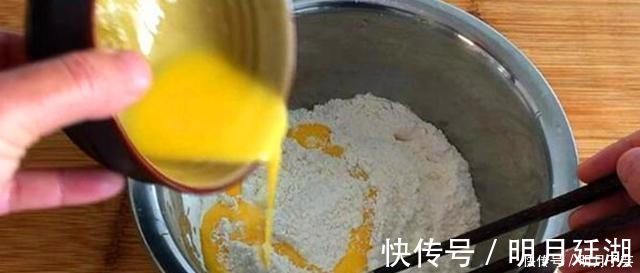 和面|做疙瘩汤时，别再用水和面了如此做，疙瘩爽滑筋道，吃不够