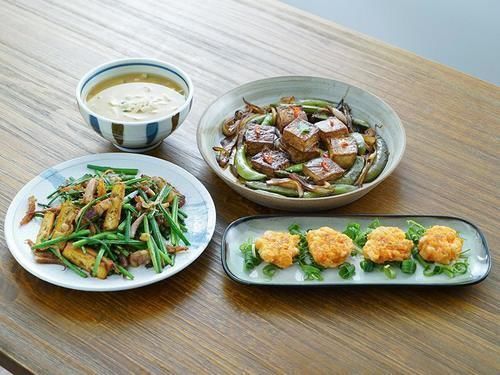 两口子的日常晚餐，三菜一汤，都是简单家常菜，实惠又好吃！
