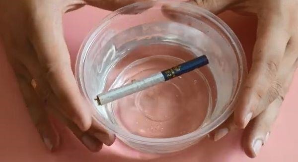 纱窗脏了根本不用拆下来洗，只需用一根香烟，纱窗立马干净如新