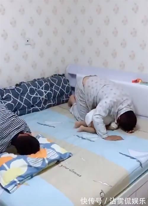 犯错|父子三人犯错后集体被罚跪,小宝的动作最有亮点,真是萌翻了