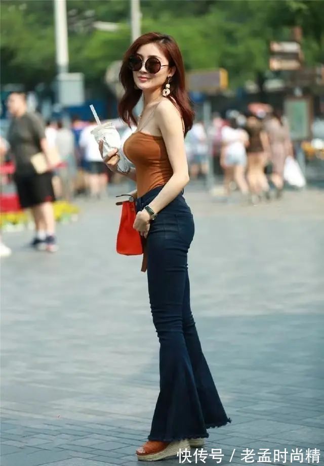 喇叭裤|优非常雅成熟的服装搭配,吊带背心+喇叭裤,简单随性又有时髦感