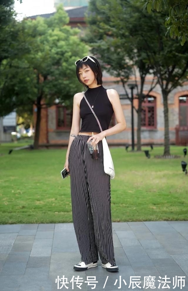 路人街拍，配上一双粉色运动鞋，显得个性减龄