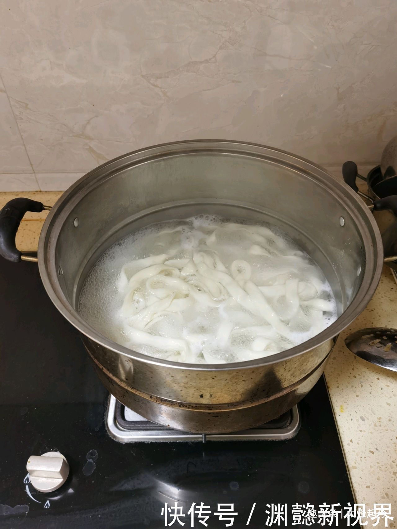 做法|地道油泼面的做法,面条劲道,香辣美味又开胃,大人孩子都爱吃