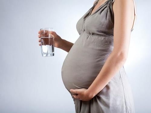 睡眠质量|孕期补水要科学,孕妇最好别乱喝,注意这4点,羊水才会更清澈