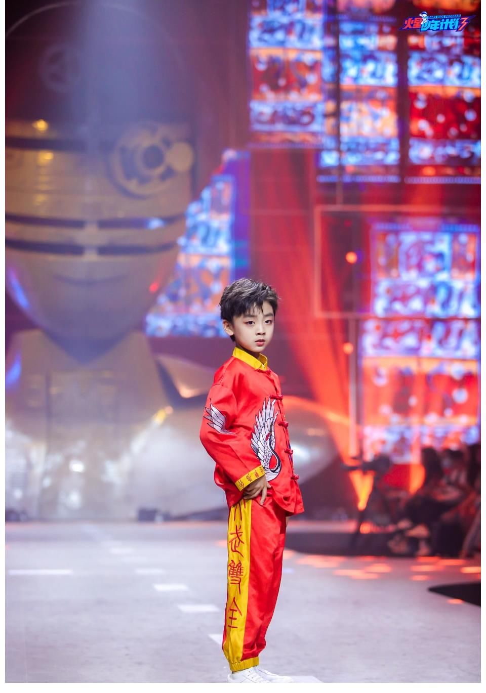 邓男子 古阿新《未来少年》时装秀 亮相“火星少年计划”