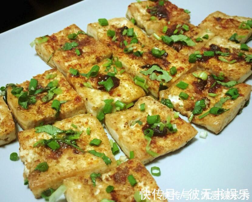 煎豆腐时，万万不可直接下锅，多加1步，豆腐水嫩不粘锅！