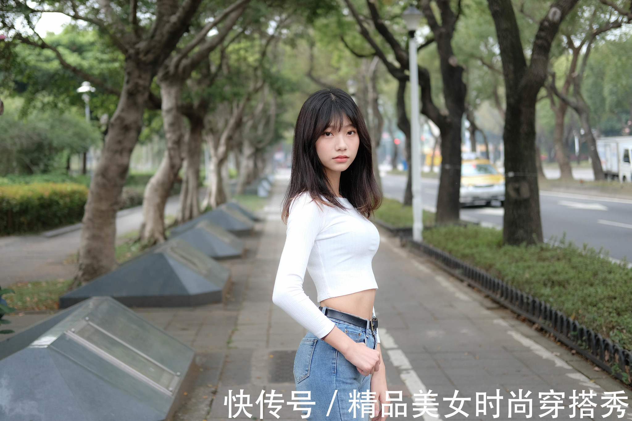 风格|白色针织衫搭配牛仔裤+平底鞋，整体的风格简约又休闲，清爽舒适