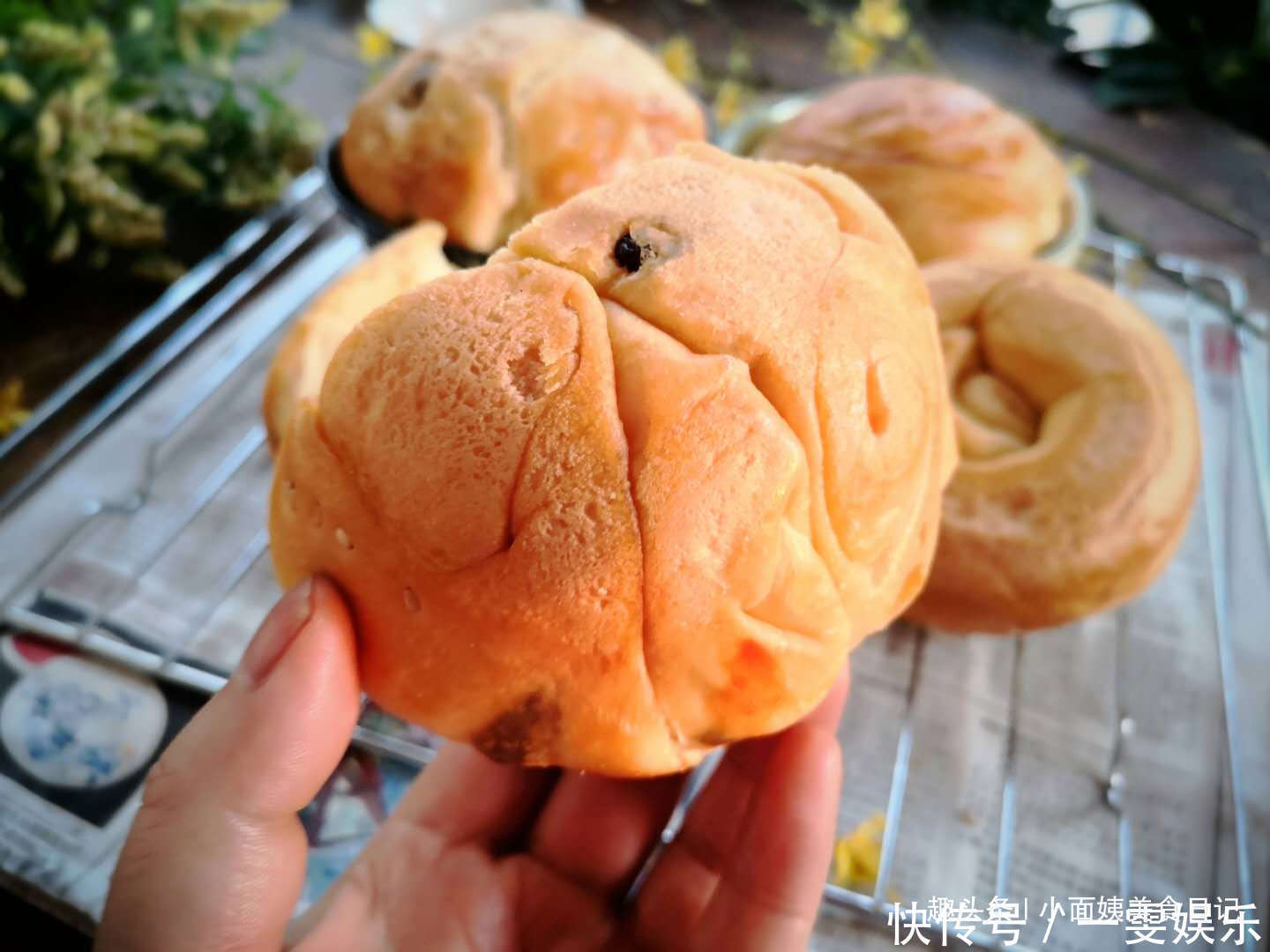 最近面包这个做法火了，家里烤箱都用不上，金黄香甜，松软又拉丝