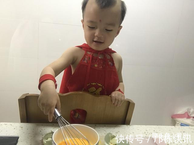 丈母娘|2岁小孩成“暖男”走红,每天给妈妈做饭,网友争相预订“女婿”