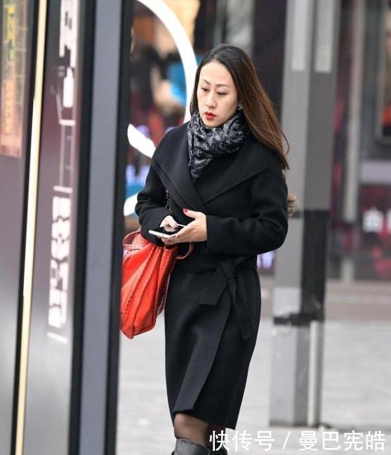 灰色|牛仔衬衫搭配灰色打底裤,青春靓丽,活泼可爱