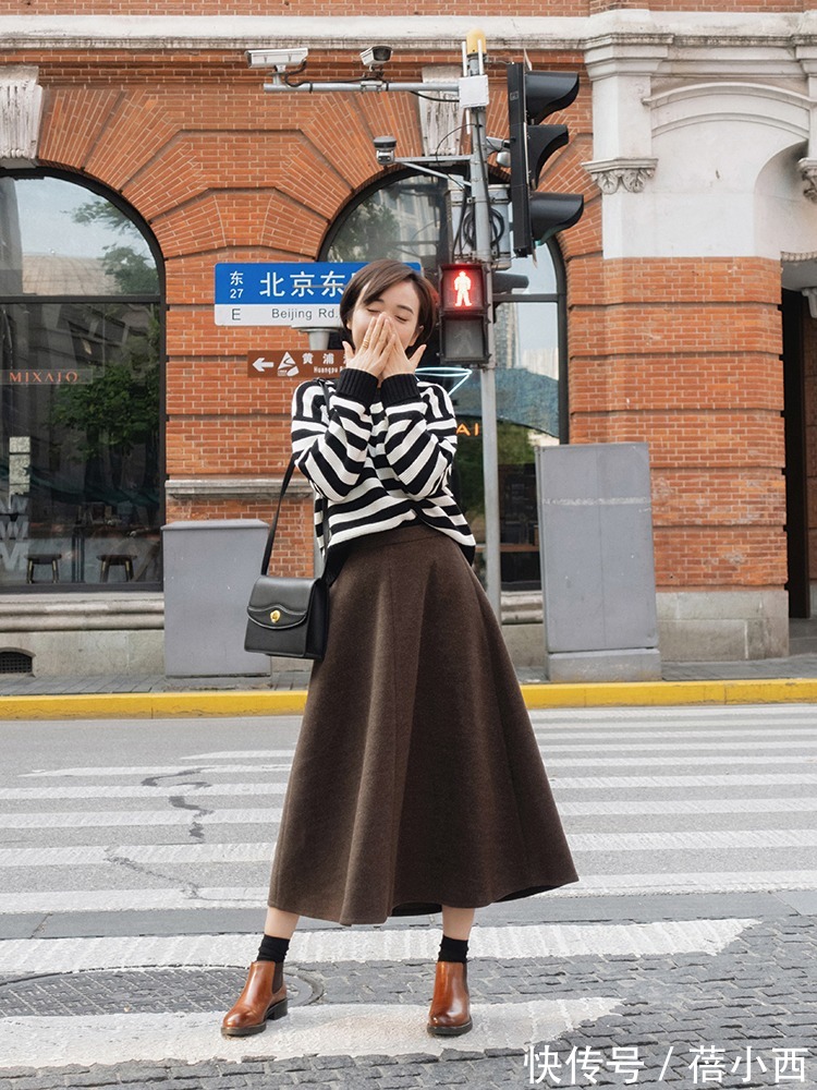 半身裙|奔三奔四的女人,建议多穿“毛呢半身裙”,搭配毛衣简约又显气质