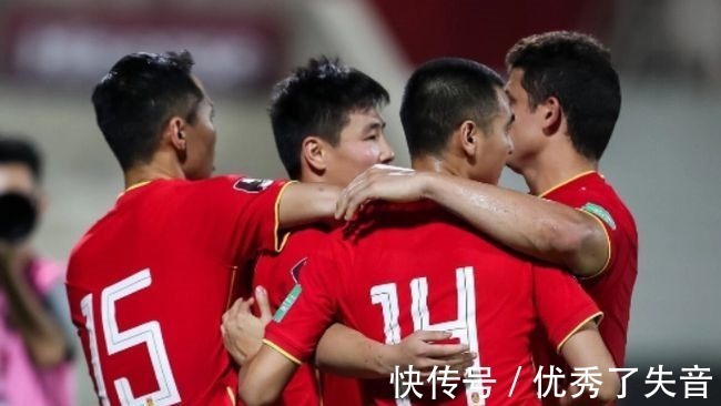 蒿俊闵|细节回顾国足下半场丢球,李铁犯下两点错误,徐新下场成转折点