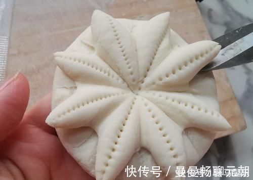 70岁的老妈蒸馒头有一手,这2步学会了光滑暄软特好吃,收藏试试