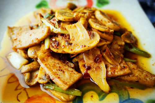 口蘑炒豆腐|快手家常菜,口蘑炒豆腐,步骤简单做法方便,鲜香好吃又下饭