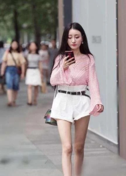 街拍:娇艳如花的美女,身穿粉色镂空裙,尽显低调冷艳的美