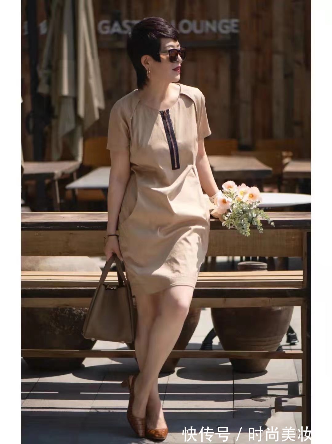 超短裙|六十岁的女人,别再穿大妈裙,教你4个选款技巧,合身又时髦