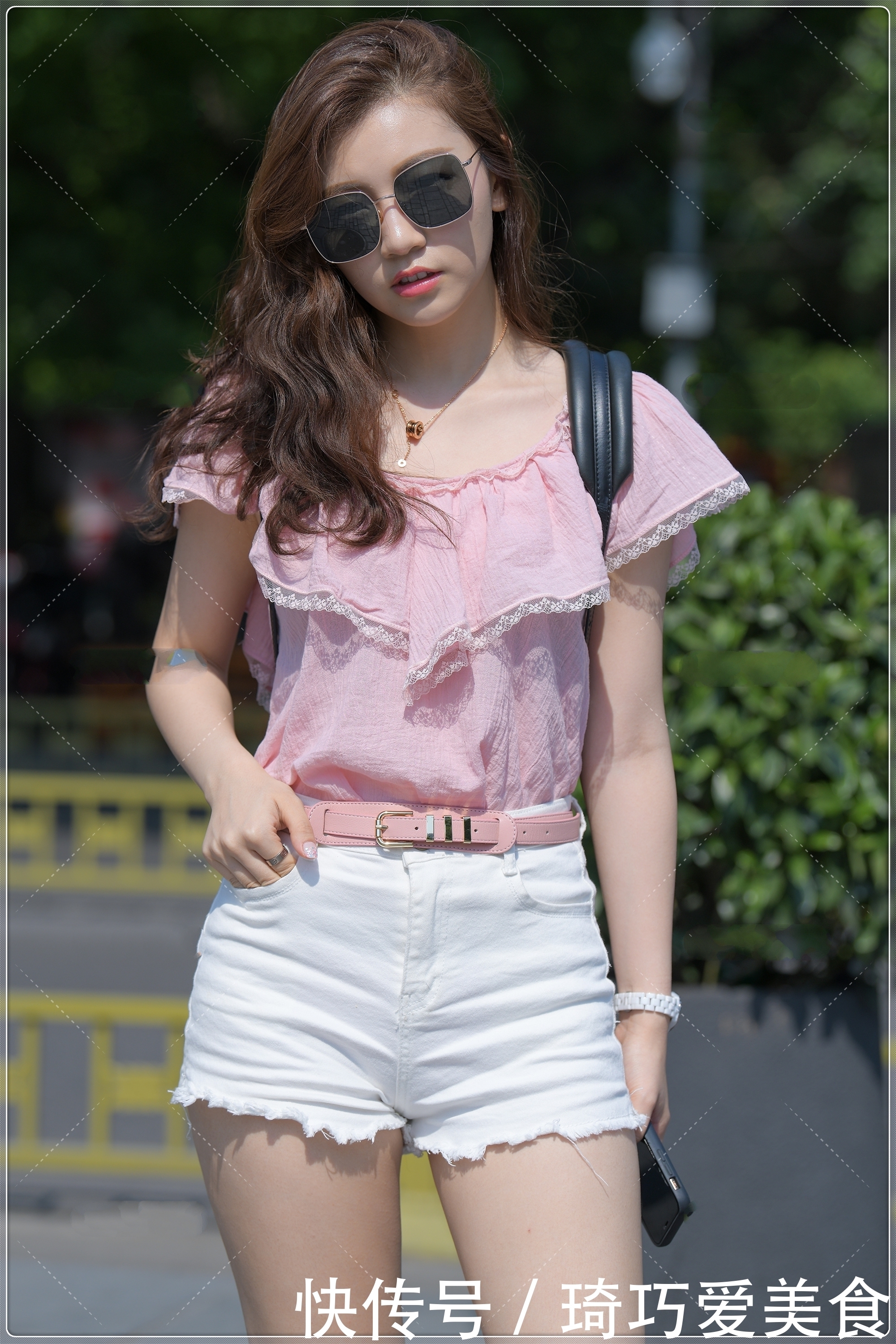 清爽纯色无袖荷叶边针织衫，毛边白色简约短裤，清新舒适