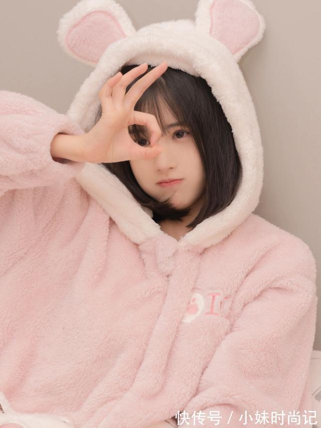 少女心 可爱版粉色棉质睡衣穿在漂亮美女身上,更加有少女心,让人喜欢