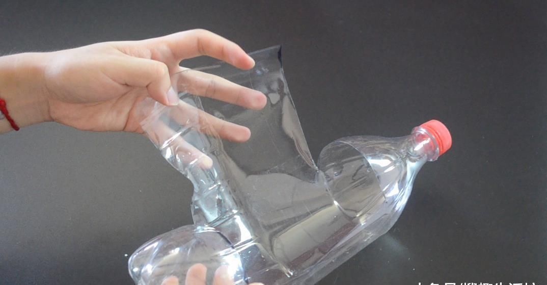 实用|大号塑料瓶别扔了, 剪一刀, 放在厨房里太实用了, 看到的人都夸好