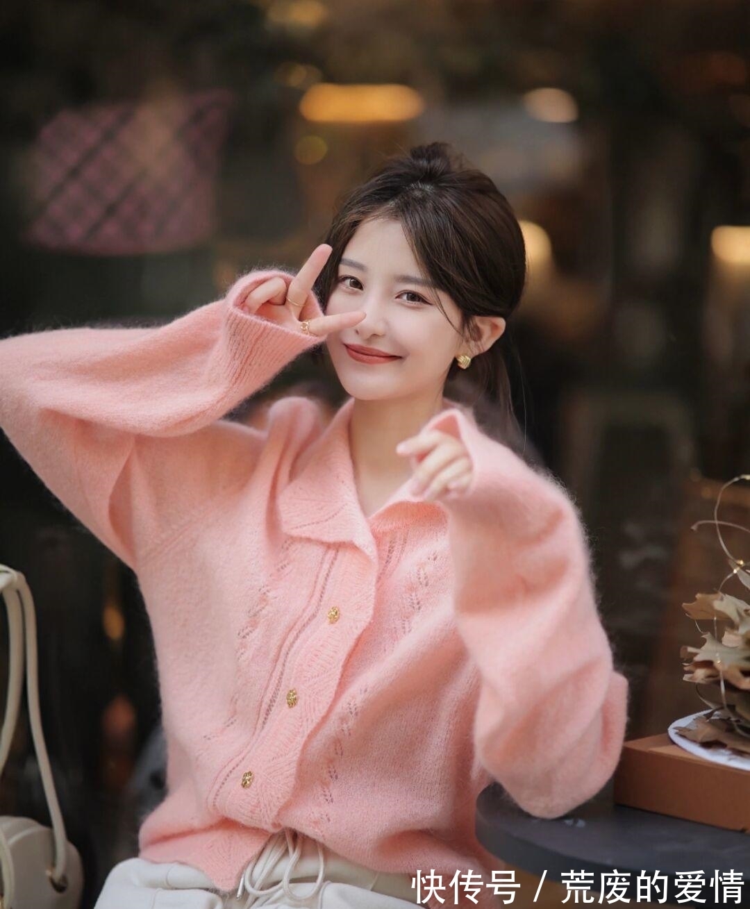 姐妹 冬天就适合穿“粉色毛衣”,保暖温柔又有格调,清新减龄又显气质