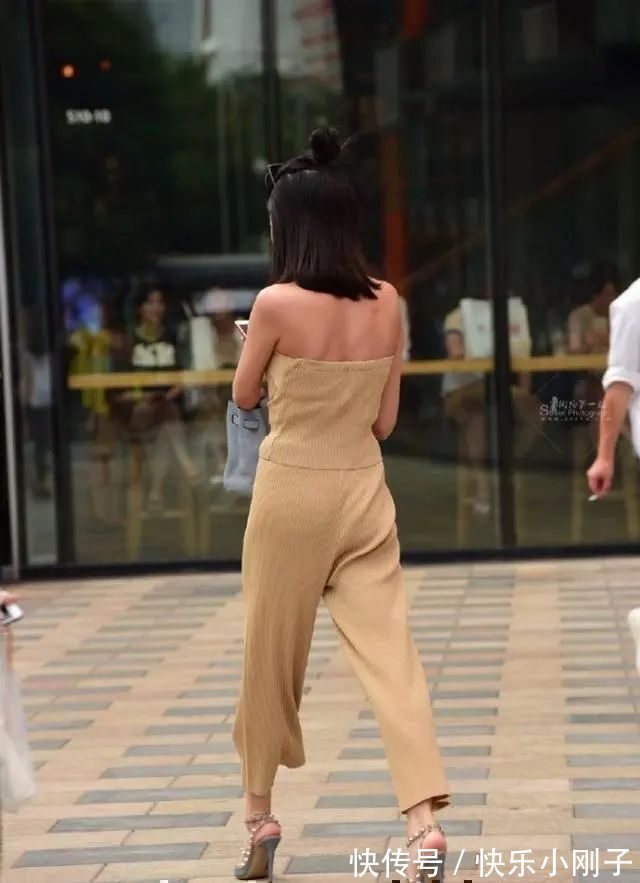 高跟鞋 黑色露肩上衣搭配灰色打底裤,轻盈软糯,提升时尚度