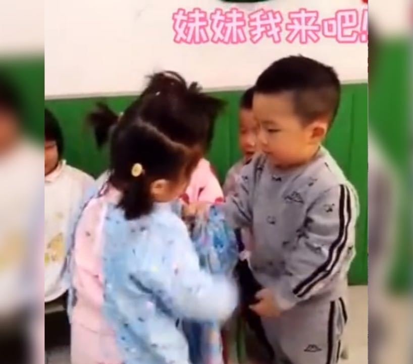 幼儿园|妹妹上幼儿园不会穿衣服,哥哥想帮忙却屡遭“挨打”,小表情亮了