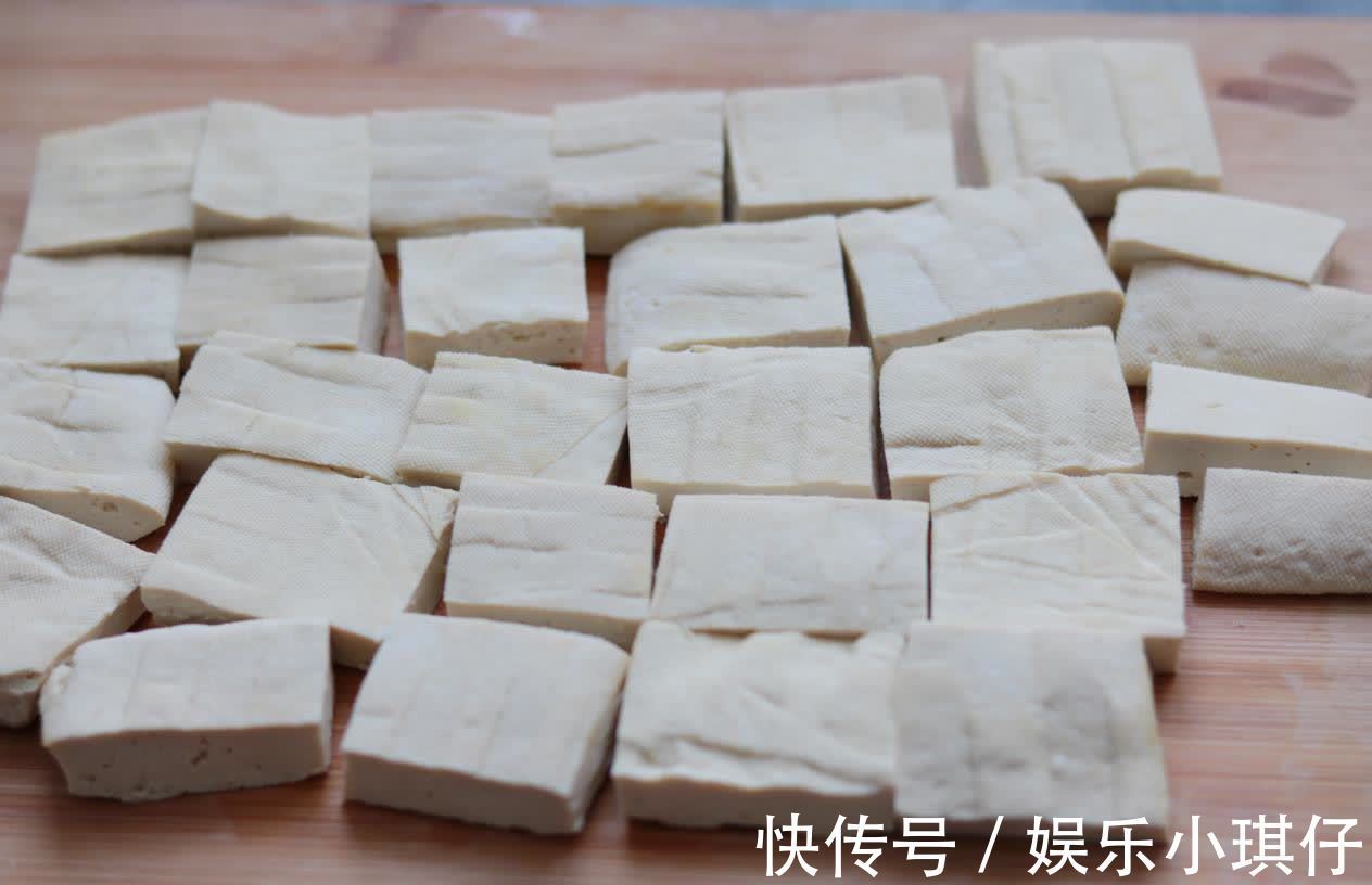可口|豆腐这样做,大人孩子都爱吃,鲜嫩可口,2块钱能做一大盘