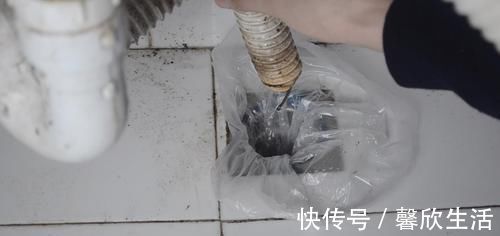 小窍门|地漏反味太臭了，一个塑料袋就能轻松解决了，看完抓紧提醒家人
